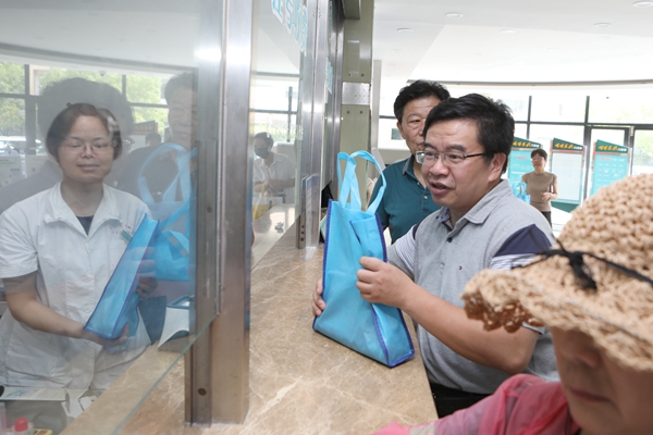 情系一線 高溫慰問世博家園門診部 -- 復旦大學附屬上海市第五人民醫